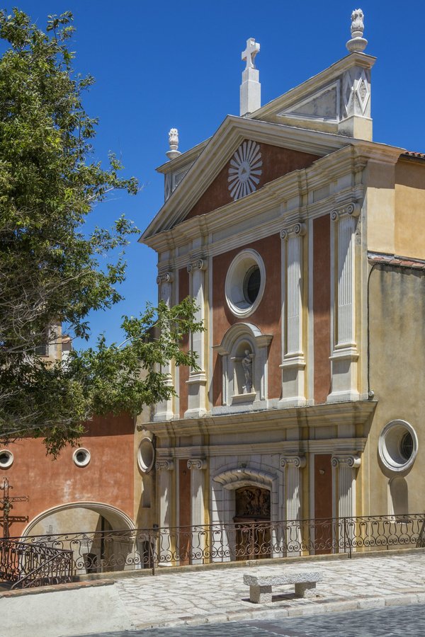 Peut-on trouver une villa en Toscane avec des ateliers de sculpture sur marbre et des visites de musées?